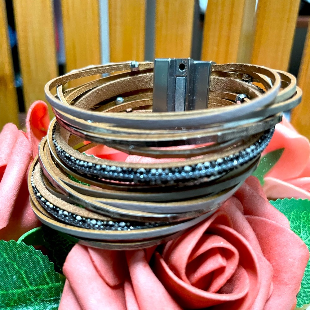 Women Silver Magnetic closure onesize bracelet